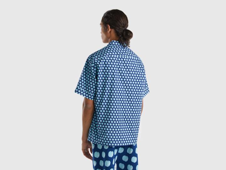 camisa azul con estampado de manzanas NHBF1340 azul hombres Benetton