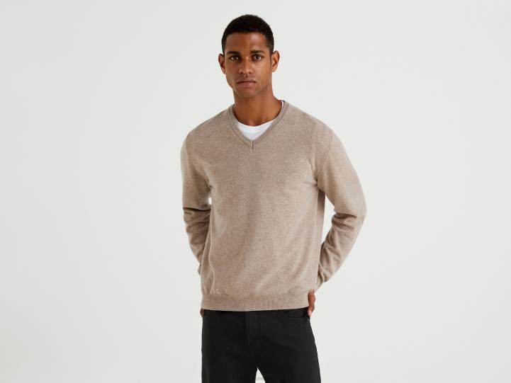 suéter gris paloma con cuello de pico en pura lana merino NHBF4419 paloma gris hombres Benetton