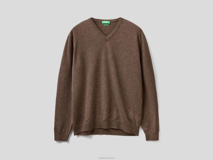 suéter marrón con cuello de pico en pura lana merino NHBF1155 marrón hombres Benetton