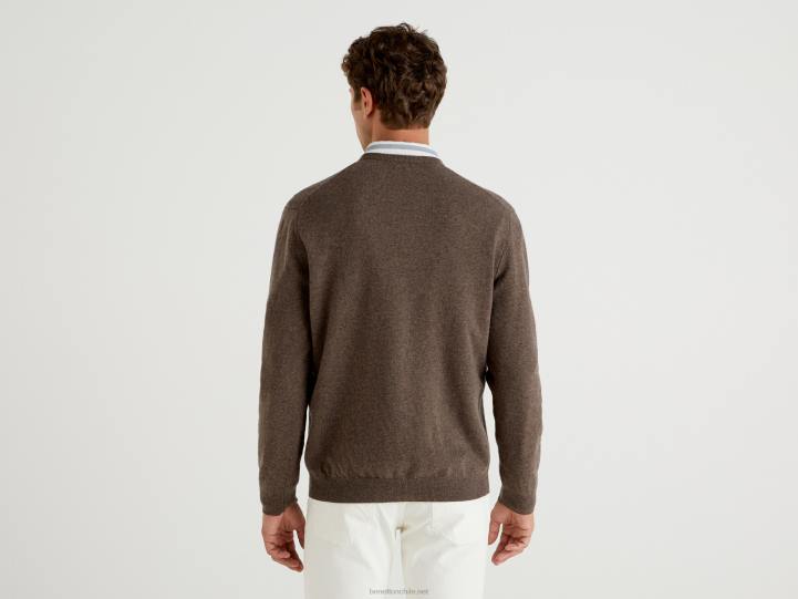suéter marrón con cuello de pico en pura lana merino NHBF6039 marrón hombres Benetton