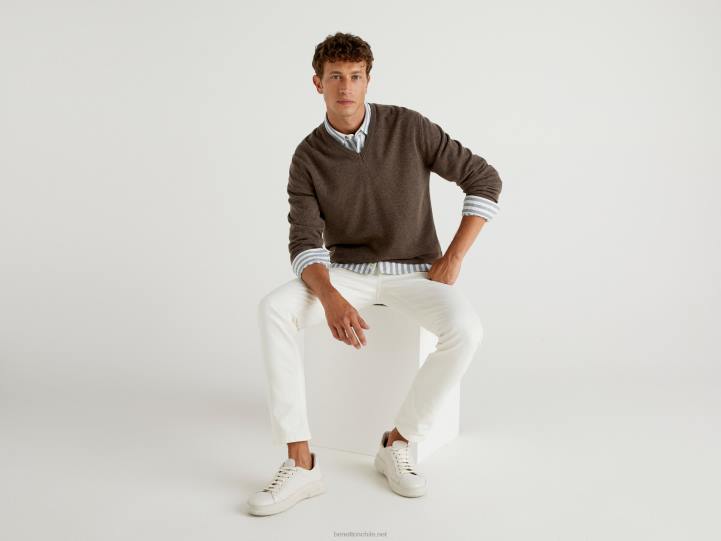 suéter marrón con cuello de pico en pura lana merino NHBF6039 marrón hombres Benetton