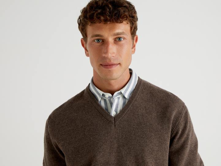 suéter marrón con cuello de pico en pura lana merino NHBF6039 marrón hombres Benetton