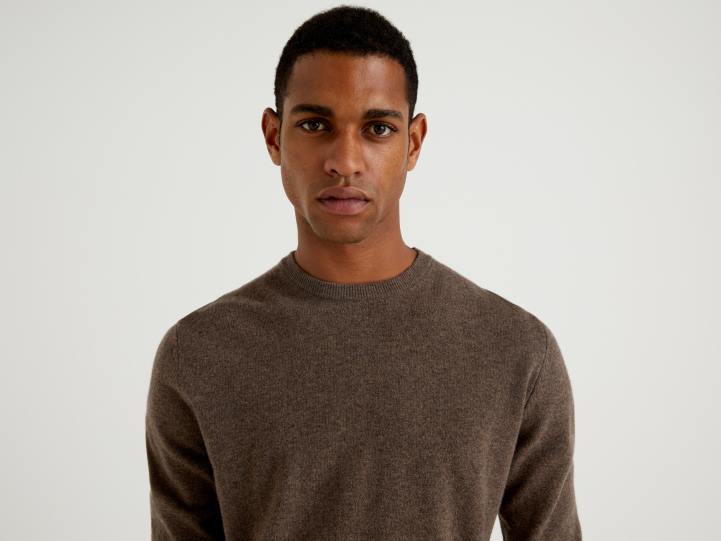 suéter marrón con cuello redondo en pura lana merino NHBF1179 marrón hombres Benetton