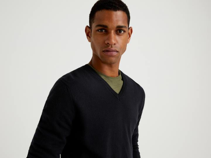 suéter negro con cuello de pico en pura lana merino NHBF1175 negro hombres Benetton