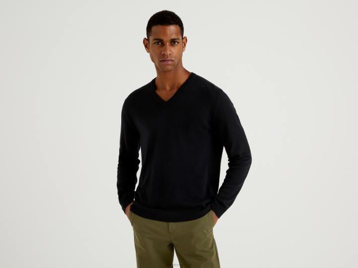 suéter negro con cuello de pico en pura lana merino NHBF6038 negro hombres Benetton