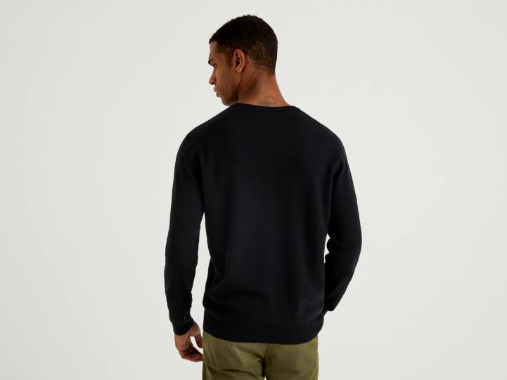 suéter negro con cuello de pico en pura lana merino NHBF6038 negro hombres Benetton