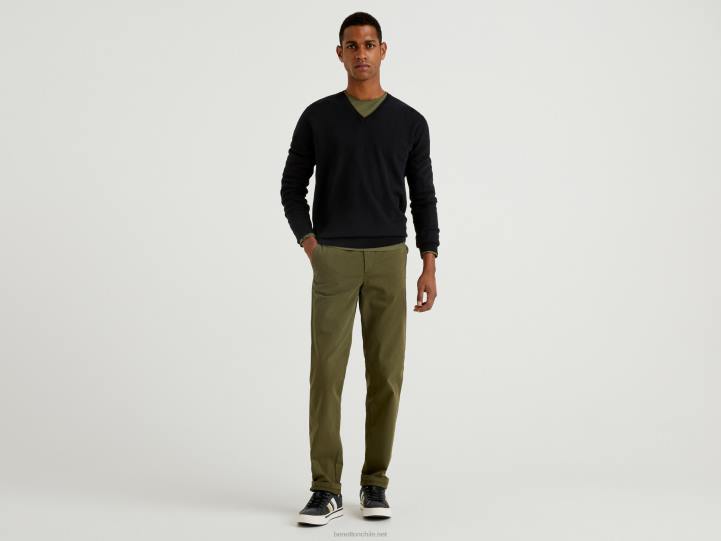 suéter negro con cuello de pico en pura lana merino NHBF6038 negro hombres Benetton