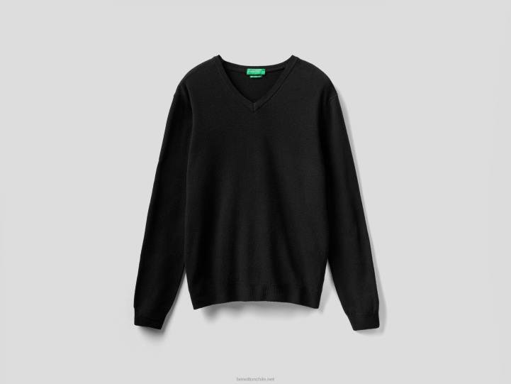 suéter negro con cuello de pico en pura lana merino NHBF6038 negro hombres Benetton