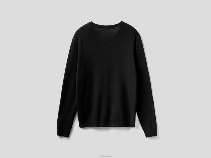 suéter negro con cuello de pico en pura lana merino NHBF6038 negro hombres Benetton