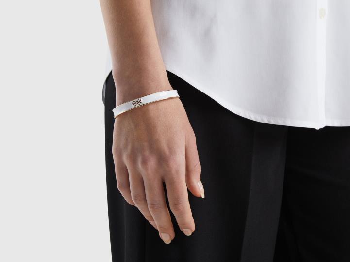 brazalete blanco con logo NHBF723 blanco mujer Benetton