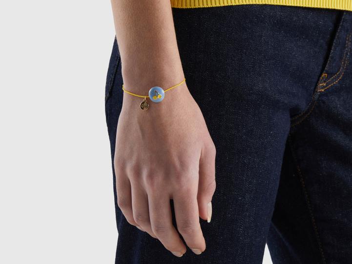 pulsera azul cielo con colgante de cereza NHBF891 cielo azul mujer Benetton