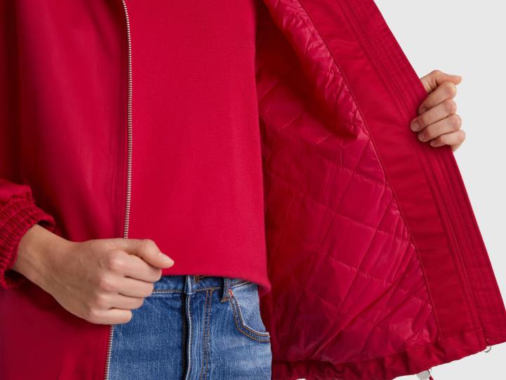 impermeable con capucha NHBF251 fucsia mujer Benetton