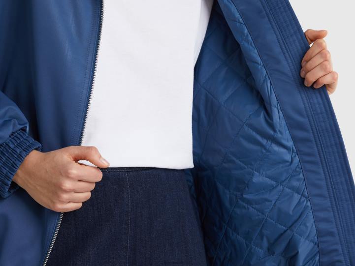 impermeable con capucha NHBF3733 azul mujer Benetton