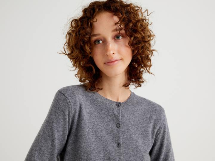 Cárdigan gris con cuello redondo de pura lana merino NHBF183 gris mujer Benetton