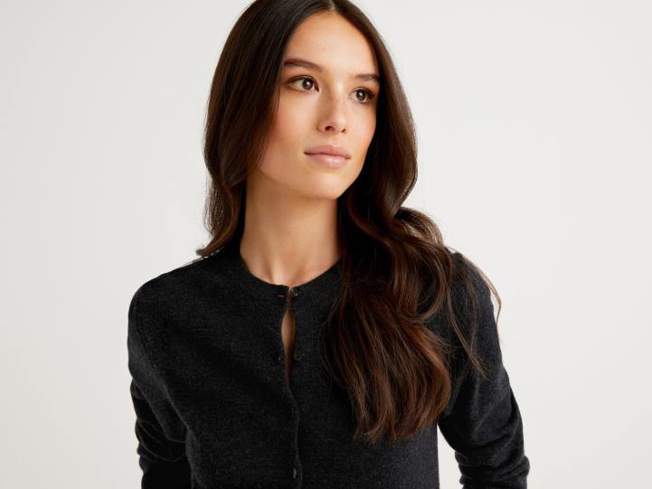 cárdigan de cuello redondo gris carbón en pura lana merino NHBF3678 gris oscuro mujer Benetton