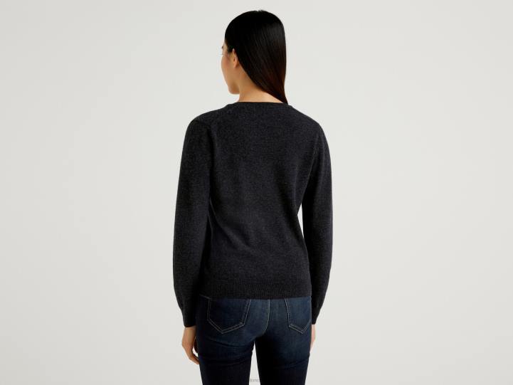 Jersey gris antracita con cuello de pico en pura lana merino NHBF168 gris oscuro mujer Benetton
