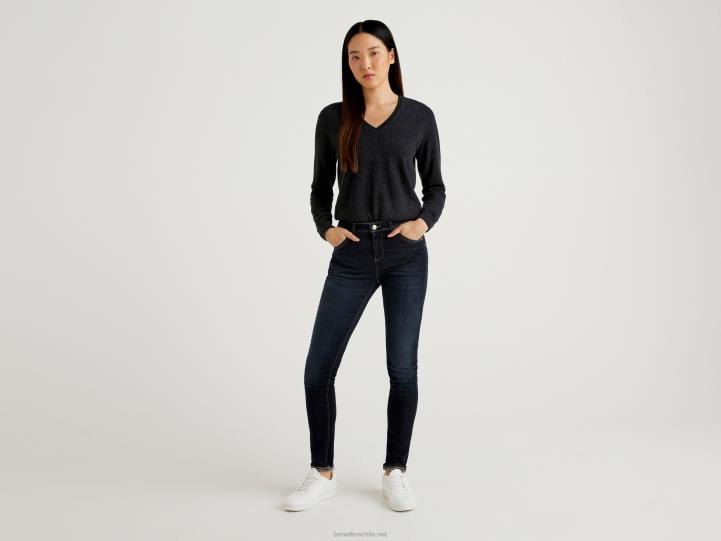 Jersey gris antracita con cuello de pico en pura lana merino NHBF168 gris oscuro mujer Benetton