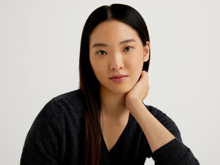 Jersey gris antracita con cuello de pico en pura lana merino NHBF168 gris oscuro mujer Benetton