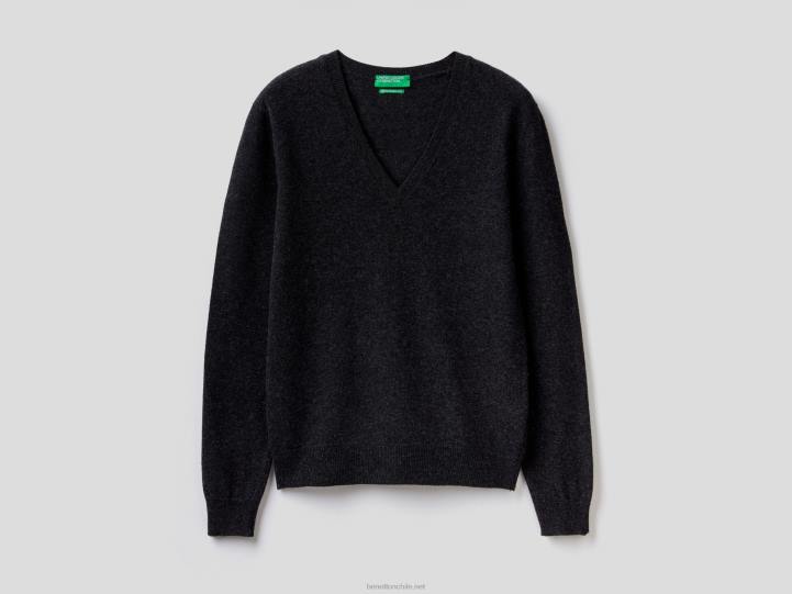 Jersey gris antracita con cuello de pico en pura lana merino NHBF168 gris oscuro mujer Benetton