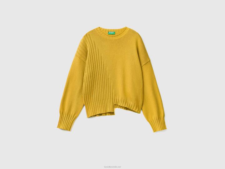suéter con fondo irregular NHBF100 mostaza mujer Benetton