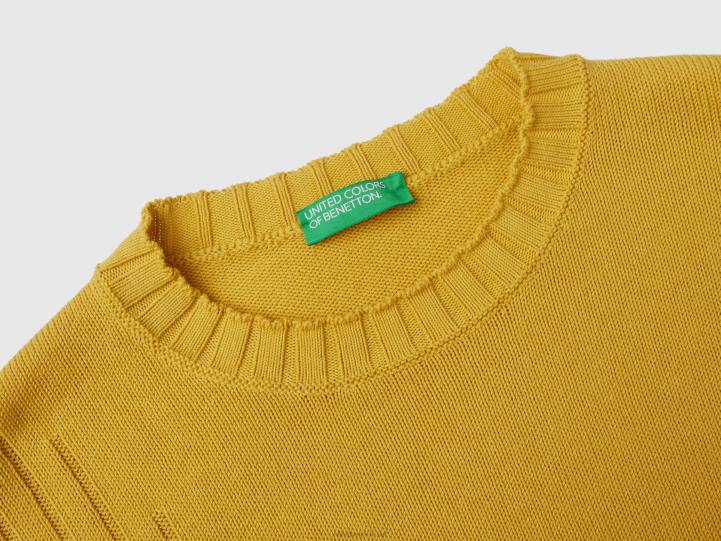 suéter con fondo irregular NHBF100 mostaza mujer Benetton