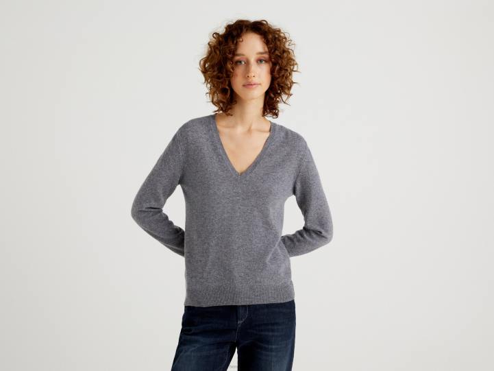 suéter gris con cuello de pico en pura lana merino NHBF221 gris mujer Benetton