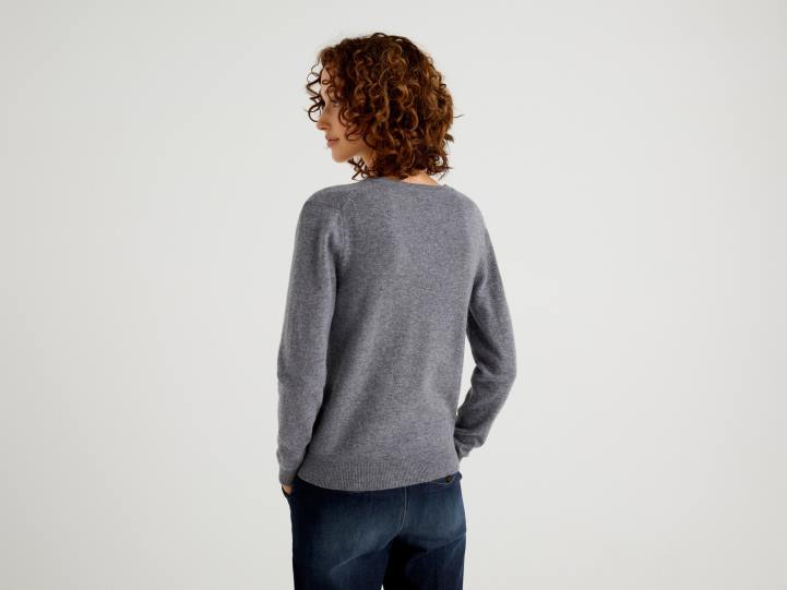 suéter gris con cuello de pico en pura lana merino NHBF3696 gris mujer Benetton