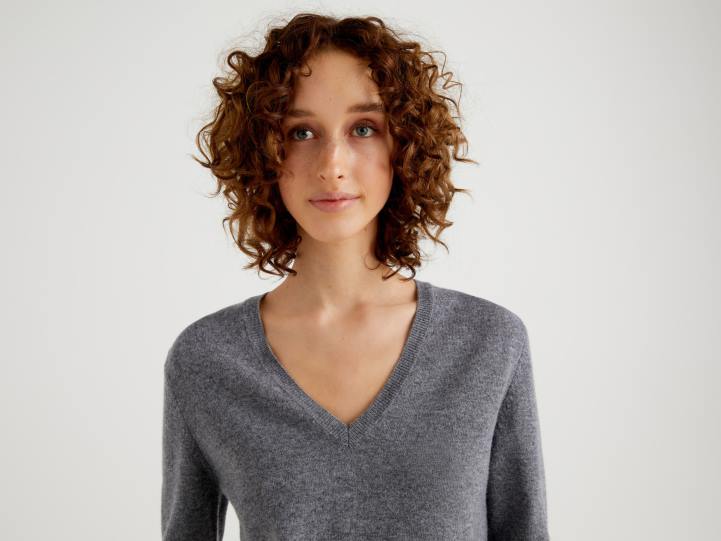 suéter gris con cuello de pico en pura lana merino NHBF3696 gris mujer Benetton