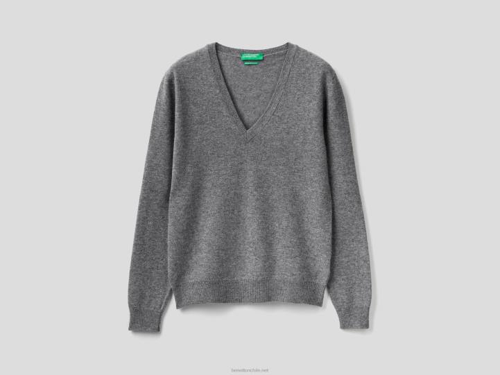 suéter gris con cuello de pico en pura lana merino NHBF3696 gris mujer Benetton
