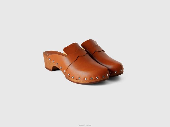 zuecos con tachuelas NHBF799 camello mujer Benetton