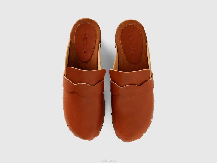 zuecos con tachuelas NHBF799 camello mujer Benetton