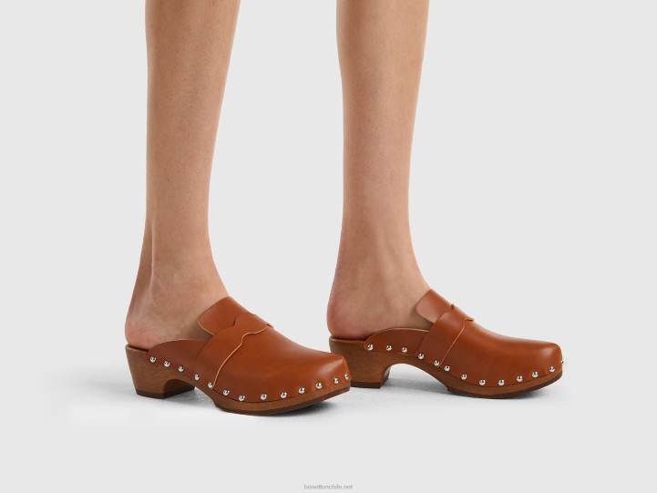 zuecos con tachuelas NHBF799 camello mujer Benetton