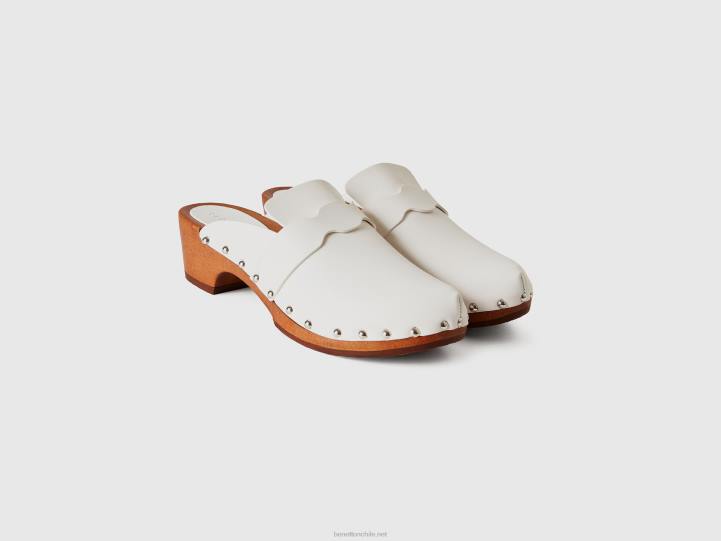 zuecos con tachuelas NHBF880 blanco mujer Benetton