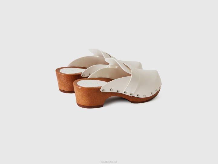 zuecos con tachuelas NHBF880 blanco mujer Benetton