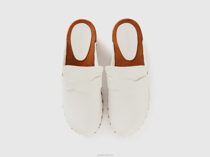 zuecos con tachuelas NHBF880 blanco mujer Benetton