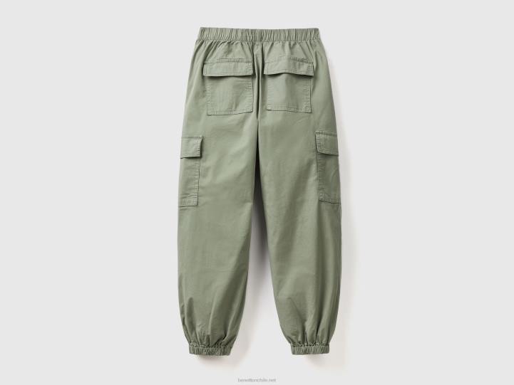 pantalones de paracaídas con bolsillos grandes NHBF2672 verde militar niños Benetton