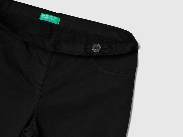 pantalones súper ajustados NHBF5478 negro niños Benetton