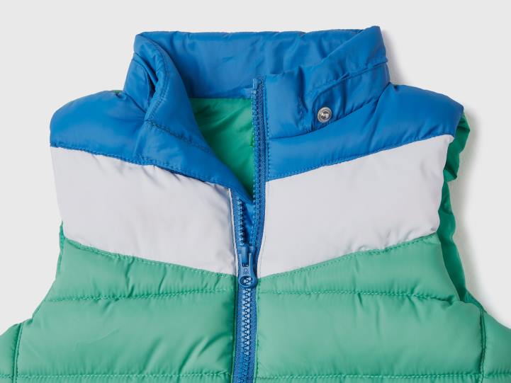 chaleco capitonado color block NHBF5021 verde niños Benetton