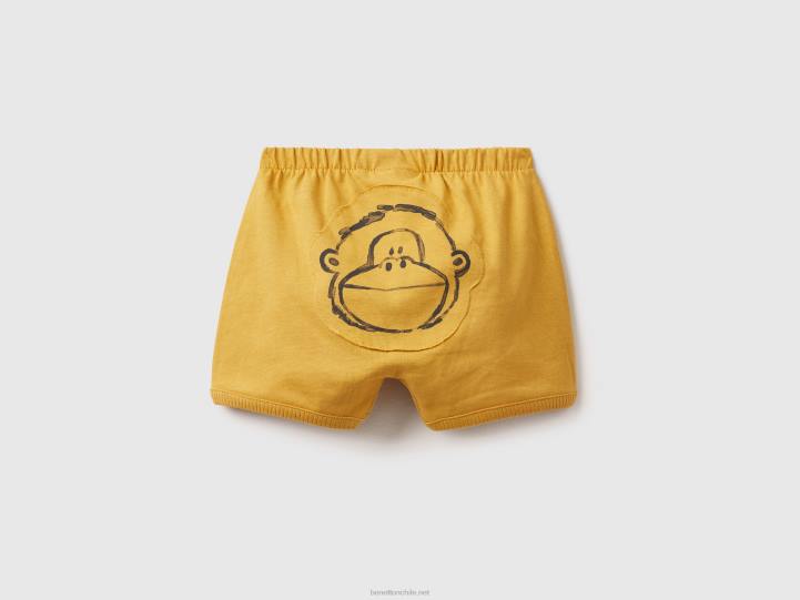 shorts con parche en la espalda NHBF5937 mostaza niños Benetton