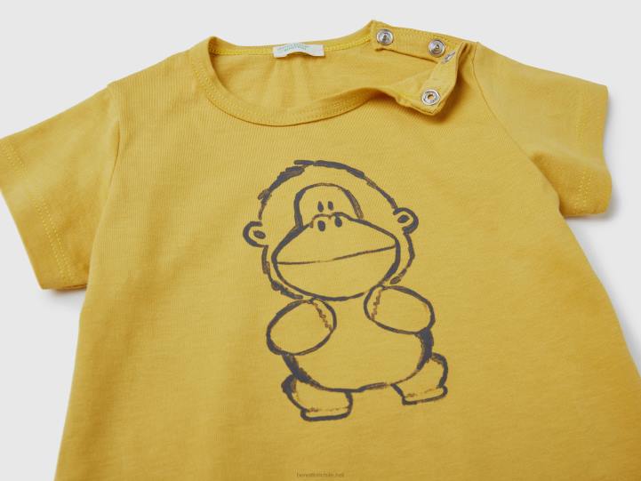 camiseta con estampado en algodón orgánico NHBF5844 mostaza niños Benetton